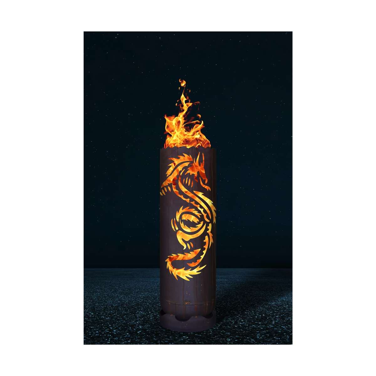 Feuertonne mit Drachenmotiv, zylindrischer Kamin mit Flammen im oberen Bereich