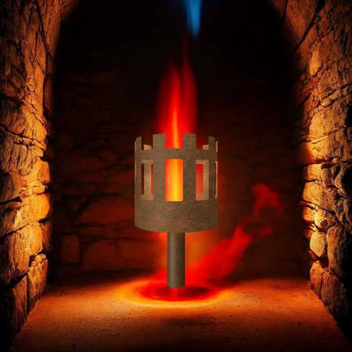 Gartenfackel mit Metallkopf und großer roter Flamme auf Stiel