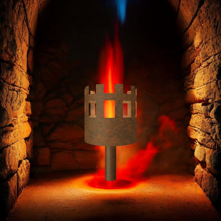 Mittelalterliche Gartenfackel mit Metallkopf und offener Flamme auf Stiel