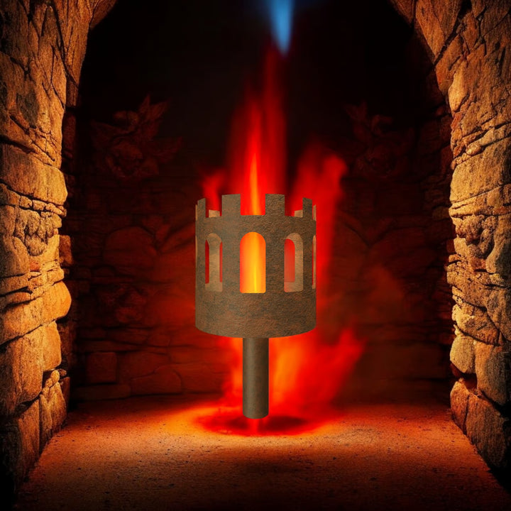 Mittelalterliche Gartenfackel mit Metallkopf und Brenner, Flammen am Sockel