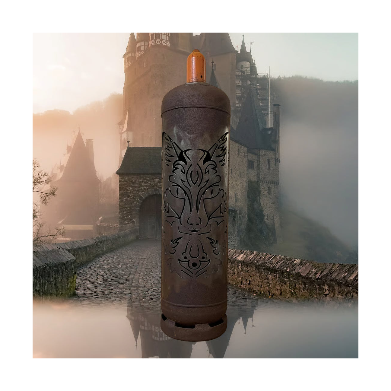 Feuertonne aus dunklem Stahl mit Drachenrelief und rotem Brennerhut