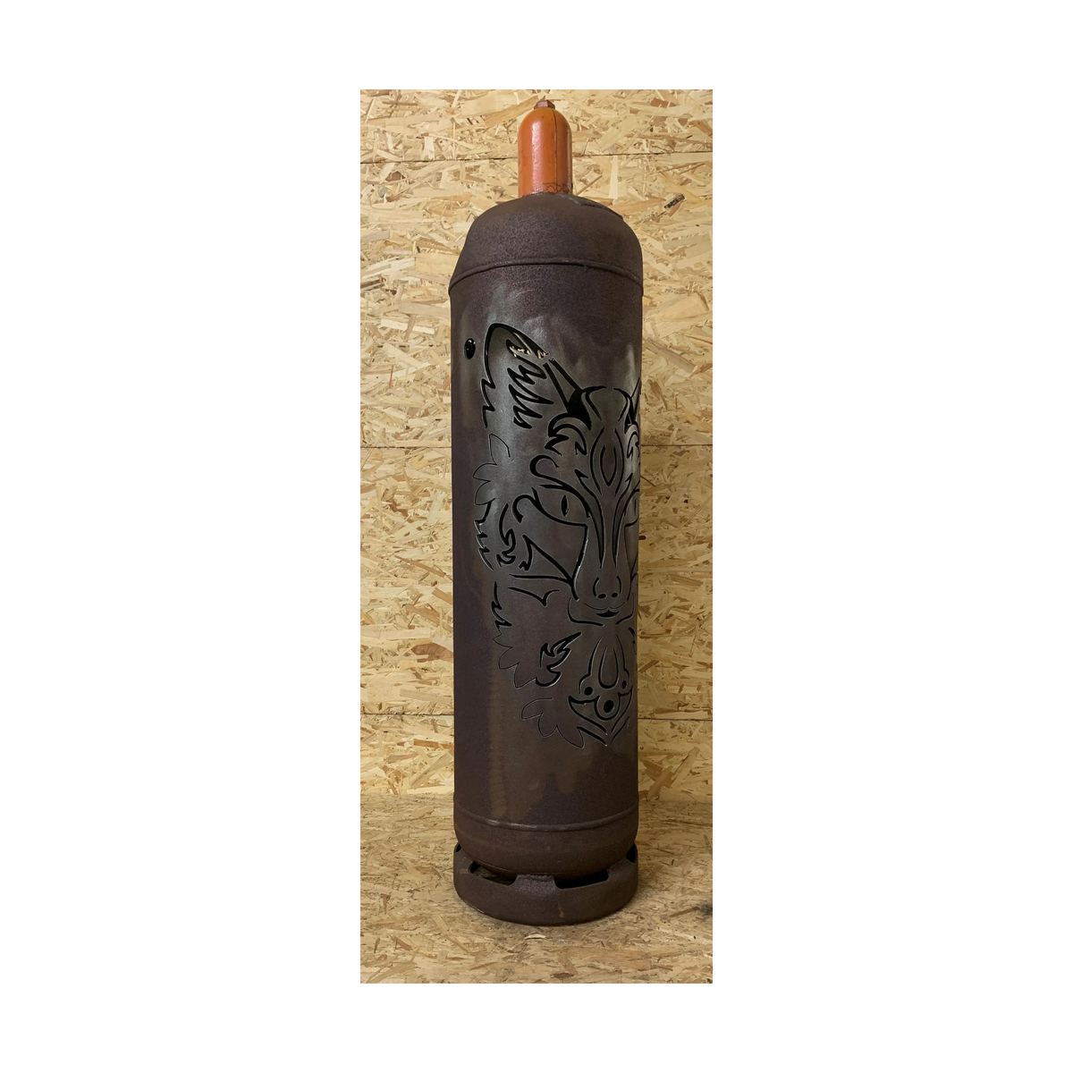 Feuertonne aus dunklem Stahl mit Drachenrelief, rotem Brennerhut und Standfuß