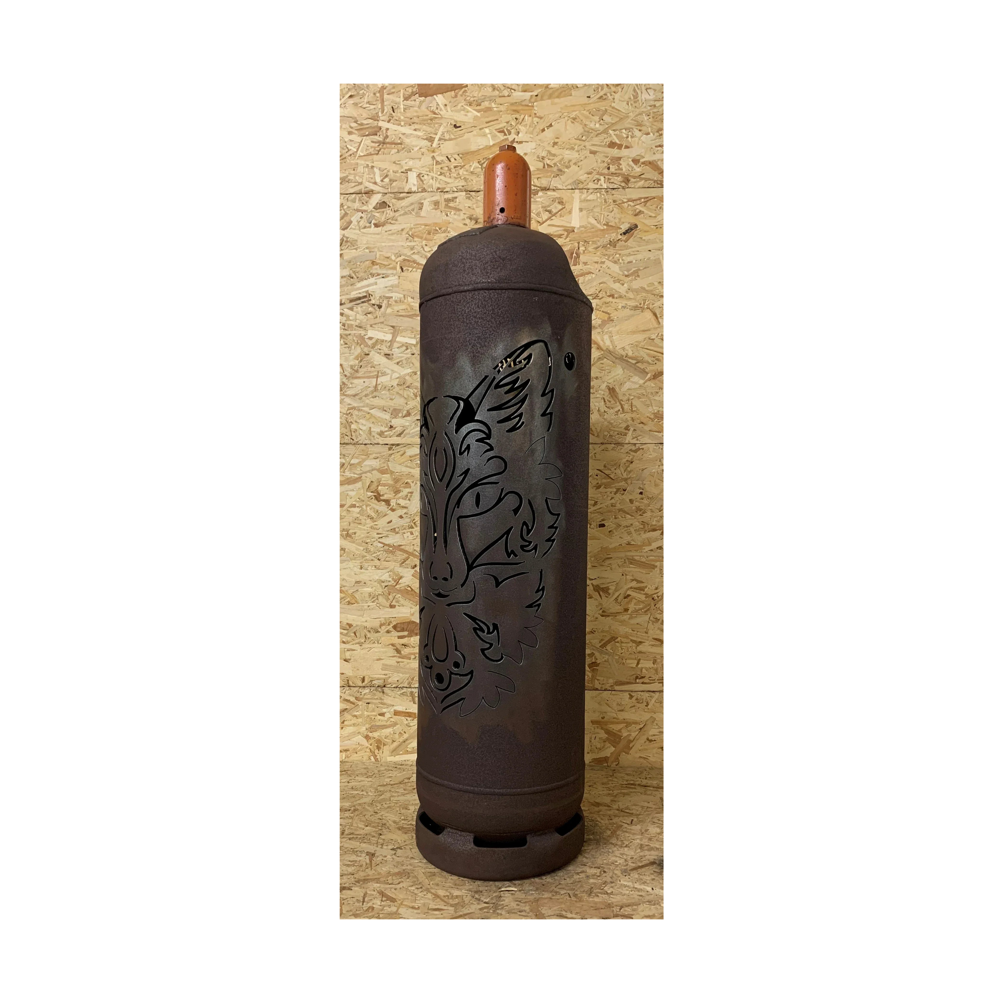 Feuertonne aus dunklem Stahl mit Drachenrelief und rotem Brennerhut, seitliche Ansicht