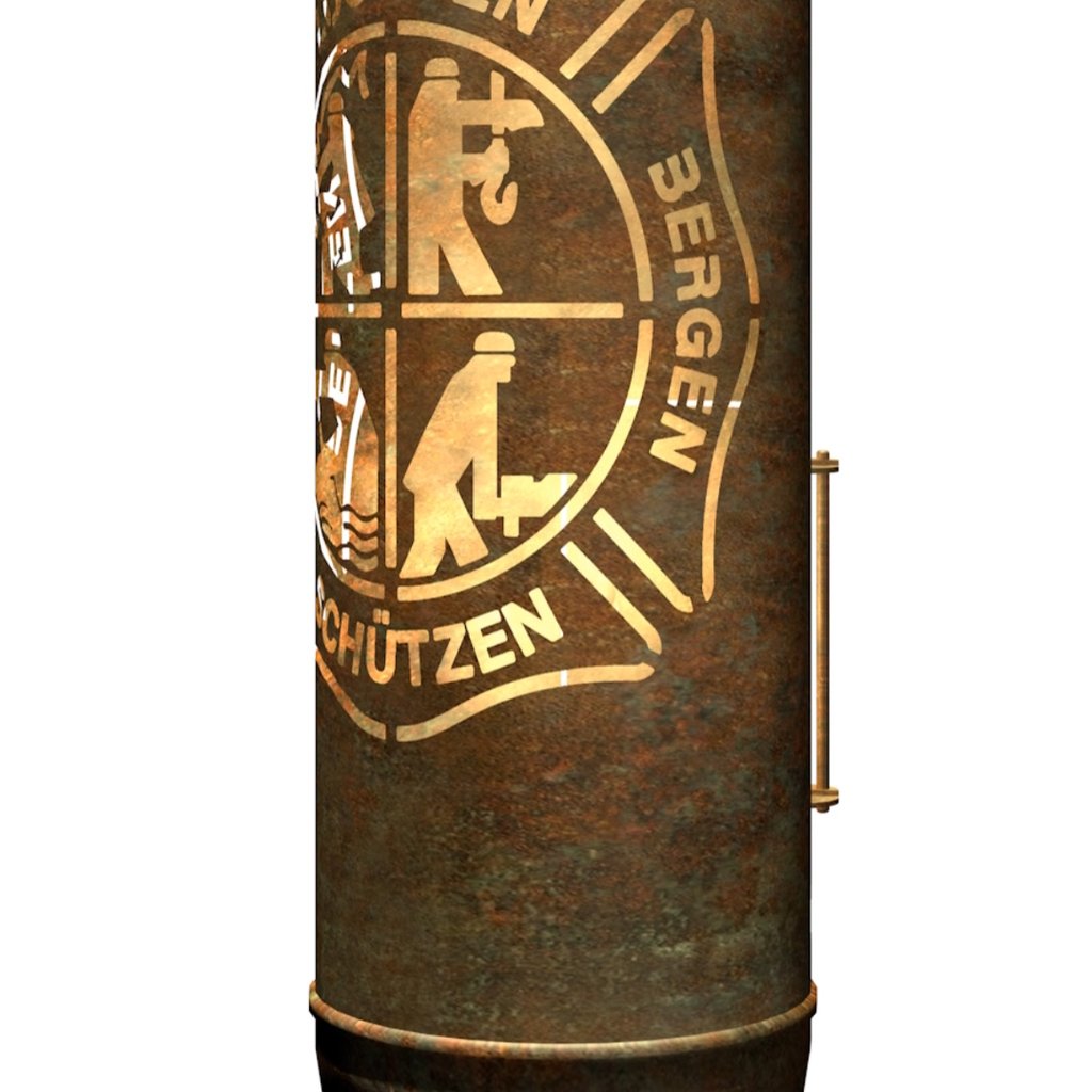 Feuertonne, Detail des Feuerwehr-Emblems im Kreis, rostbraune Oberfläche