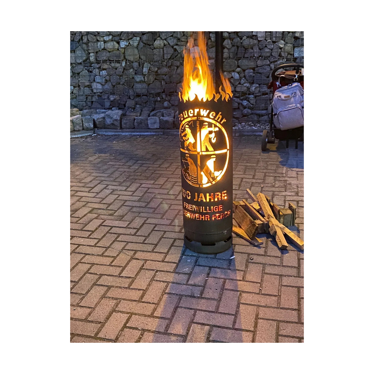 Personalisierte Feuertonne „Feuerwehr“ mit Flammen, Logo und „10 Jahre“-Aufschrift