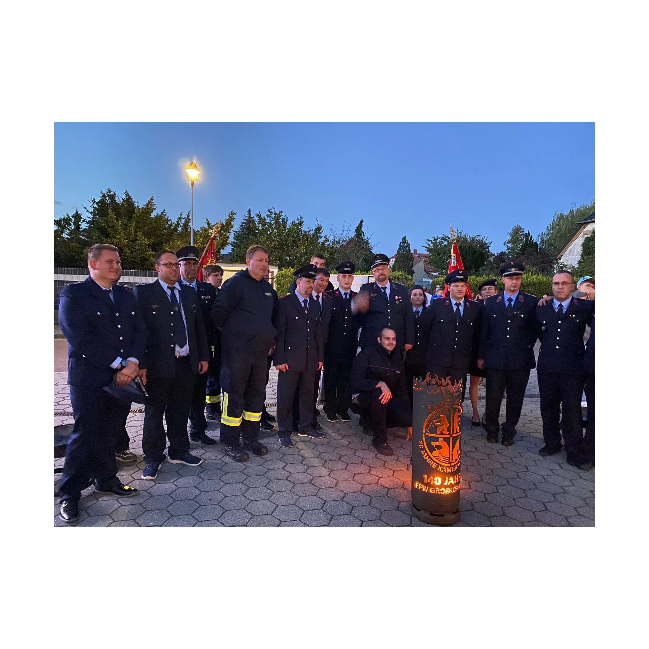 Personalisierte Feuertonne „Feuerwehr“ mit orangefarbenem Aufdruck und brennender Flamme
