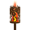 Gartenfackel mit rundum Flammmotiv auf dunklem Metall, am Stiel