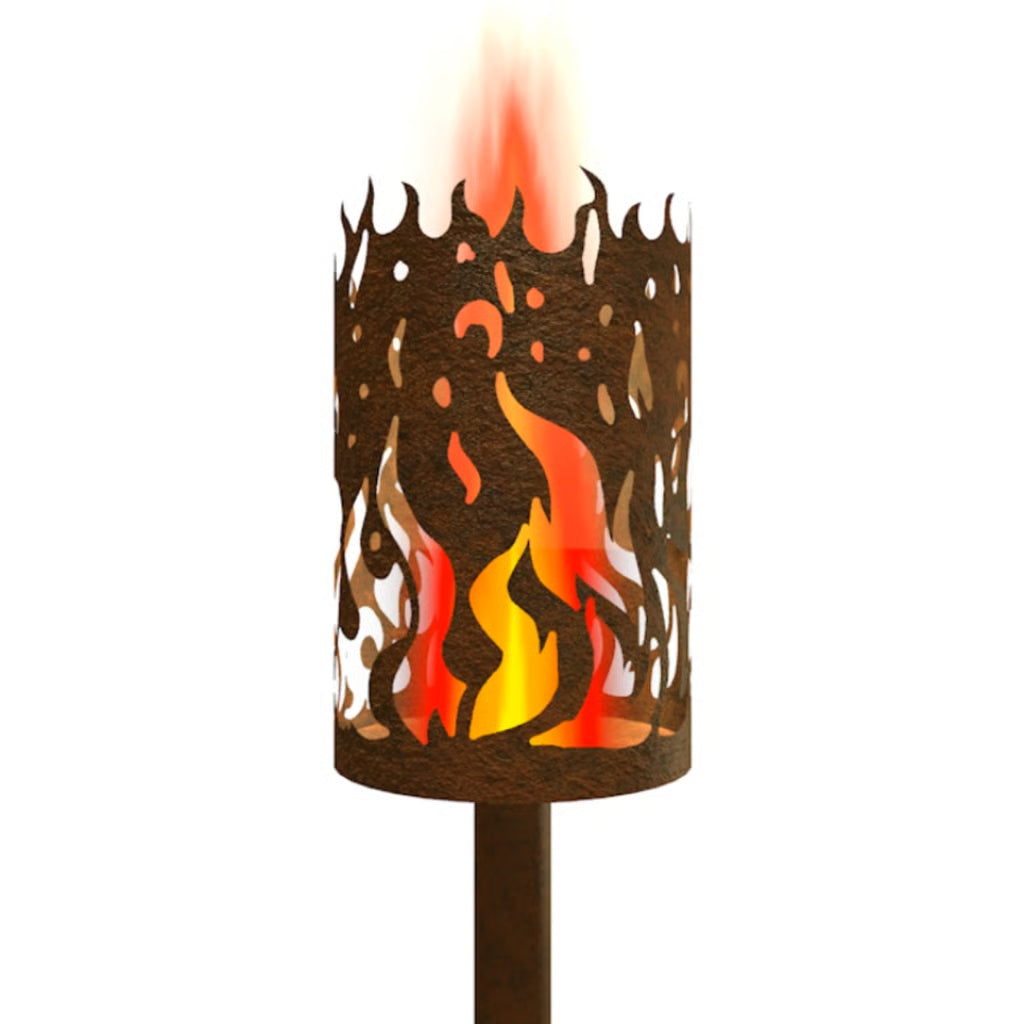 Gartenfackel mit rundum Flammmotiv auf dunklem Metall, am Stiel