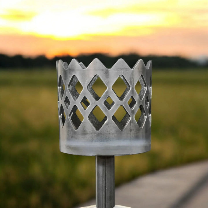 Gartenfackel-Kopf mit silbernem Diamant-Lochmuster auf Stiel, ohne Flamme