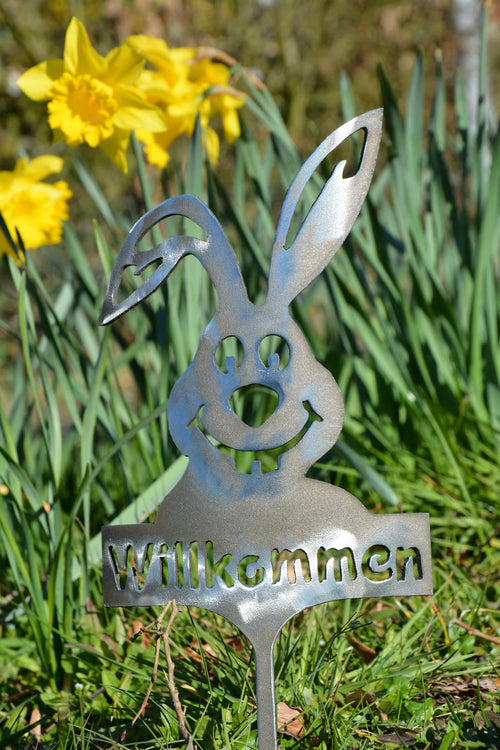 Kleiner Gartenstecker mit silbernem Hasen und Schriftzug „Willkommen“