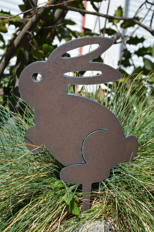 Großer Gartenstecker Hase aus Metall, dunkelgrau, mit ausgeschnittenem Design