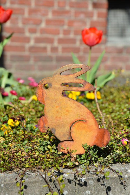 Kleiner Gartenstecker Hase Hoppel aus Metall, rostbraun, mit eingesteckter Stange.