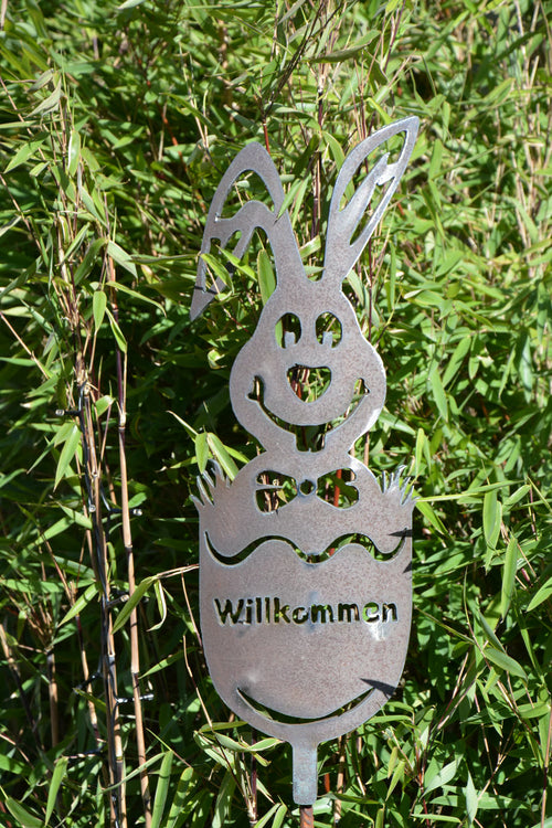 Silberner Gartenstecker aus Metall in Hasenform mit Aufschrift „Willkommen“