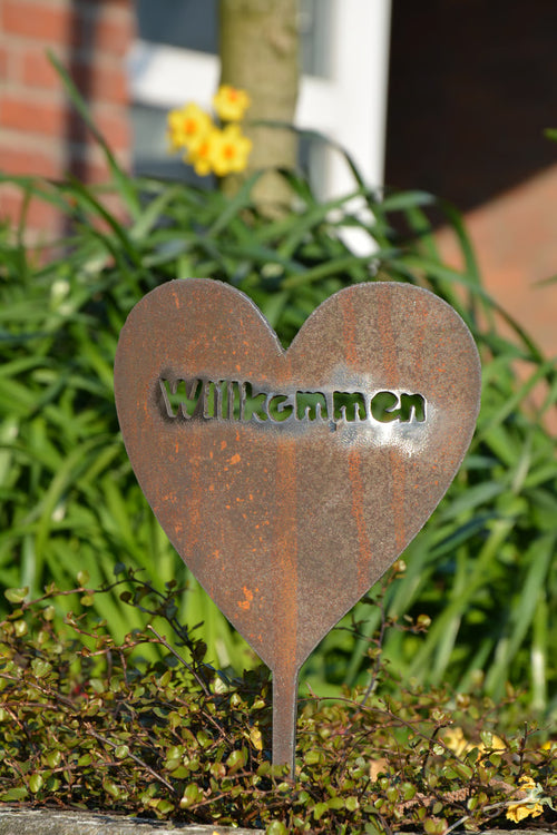 Kleiner Gartenstecker in Herzform mit Aufschrift „Willkommen“