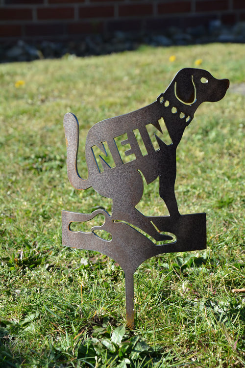 Gartenstecker Hund aus Metall, rostbraun mit Text „NEIN“, Schwanz nach oben