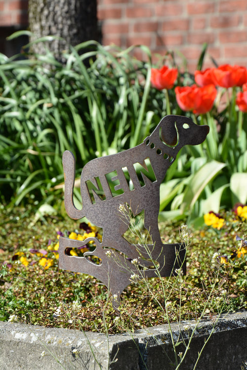 Gartenstecker Hund aus Metall mit „NEIN“-Schrift, Detailansicht von Kopf und Pfoten