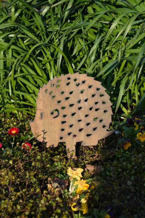 Großer Igel-Gartenstecker aus Holz mit Stacheln und spitzem Schnauzenbereich.