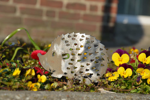 Kleiner Igel-Gartenstecker aus Metall mit gelochter Oberfläche