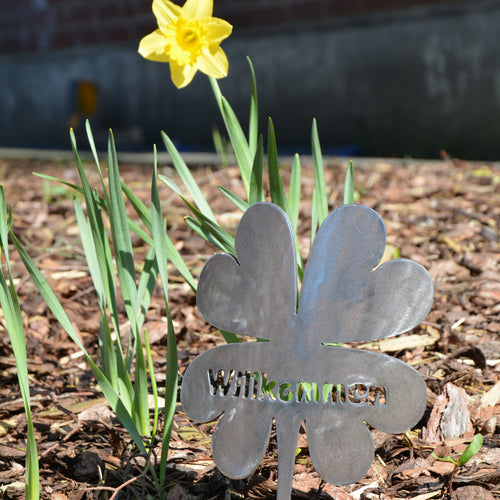 Kleeblatt-Gartenstecker aus Metall, silbern, Schriftzug „Willkommen“ am Stab