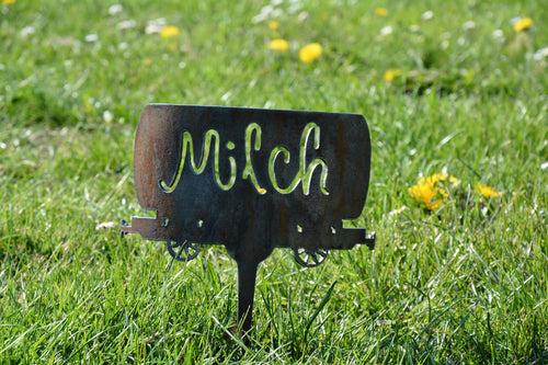 Schwarzer Gartenstecker mit Aufschrift „Milch“ in Metall, spitz am Boden