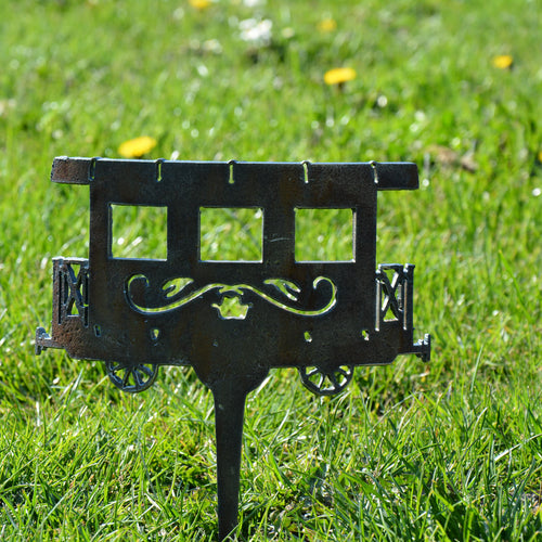 Gartenstecker Personenwagon aus schwarzem Metall, mit filigranen Aussparungen