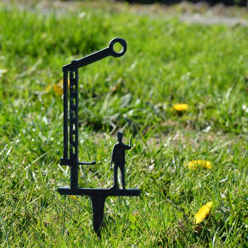 Dampflok-Deko aus Metall: Standfigur am Mast mit Ring, auf Gras