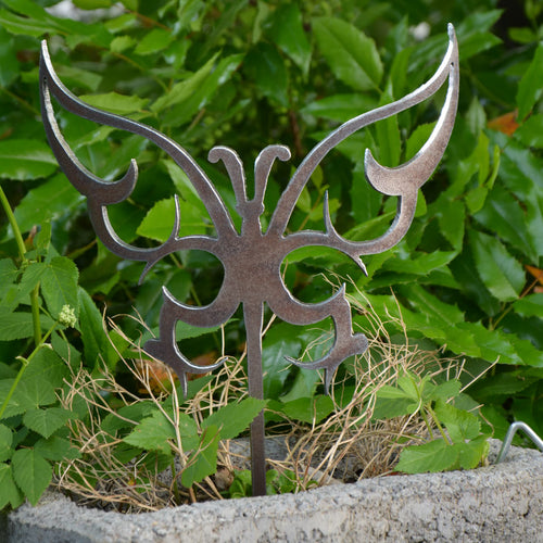 Gartenstecker Schmetterling aus Metall, dunkelbronze, am Stab mit geschwungenen Flügeln