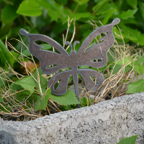 Gartenstecker Schmetterling aus Metall, silbergrau, mit ausgestanztem Flügelmuster