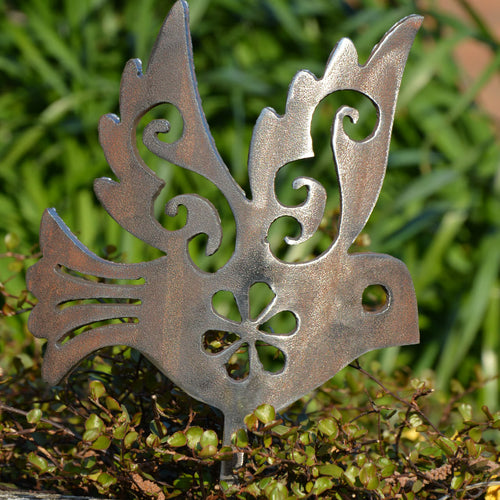 Großer Gartenstecker in Vogel-Form aus Metall, rostbraun mit filigranen Ornamenten