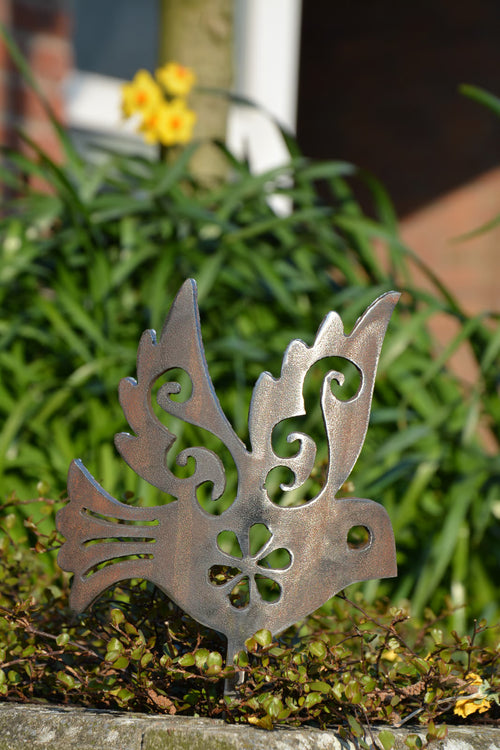Metall-Gartenstecker mit kleinem Vogelmotiv, silberfarben, verziert mit Ranken