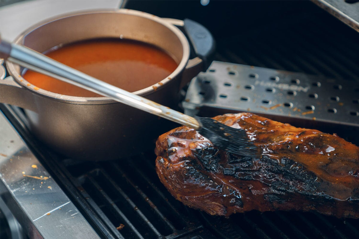 Grillpinsel mit dunklen, eingefärbten Borsten zum Auftragen von Marinade auf Grillgut