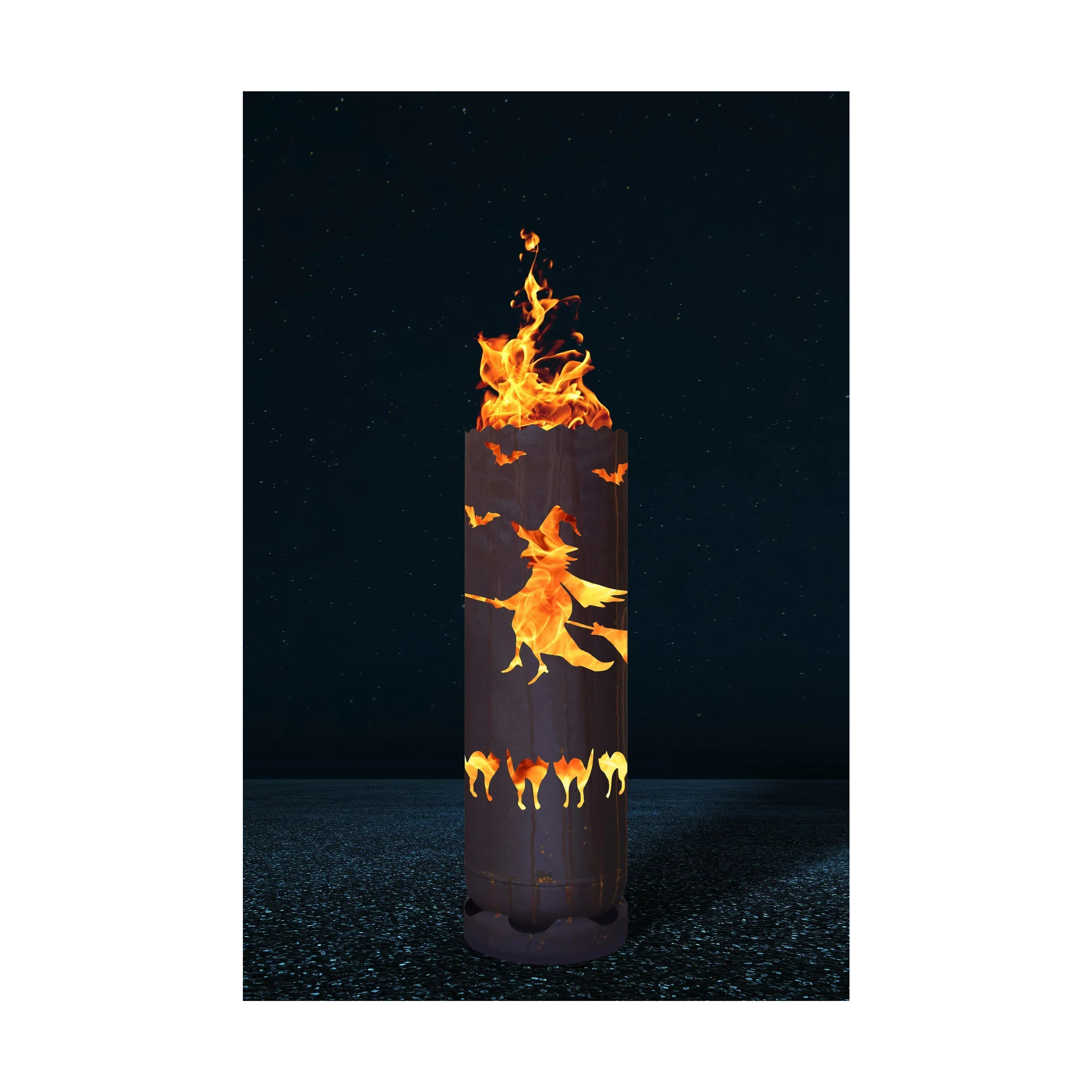 Dunkle Feuertonne aus Metall mit offenen Motiven, Flammen schlagen aus dem Einsatz.