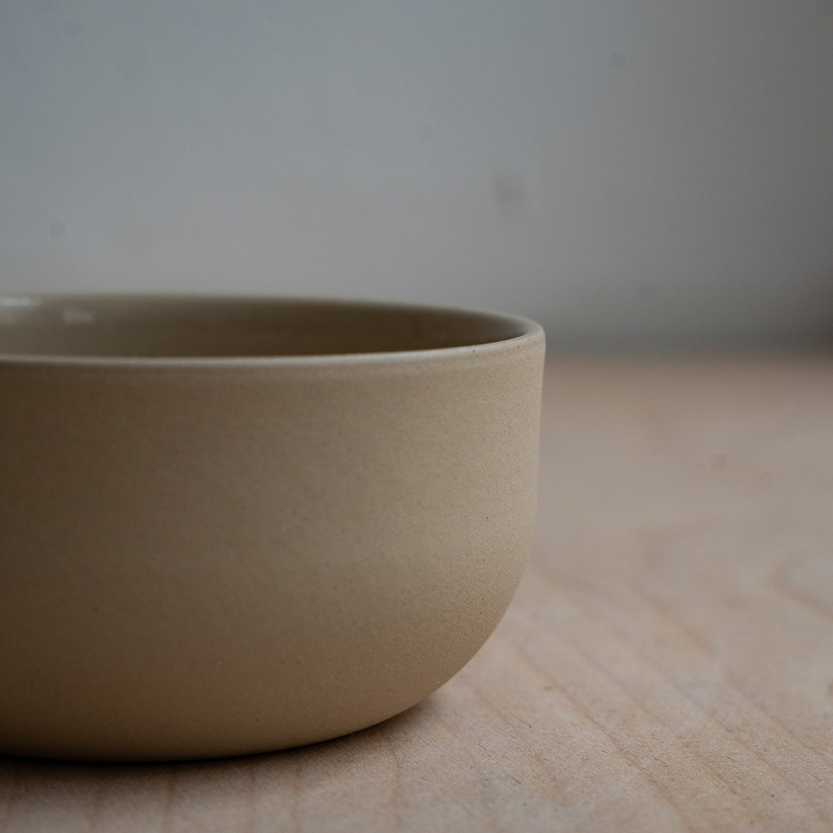 KUMO Cappuccino-Tasse in Beige, außen glatt und mit breitem Rand