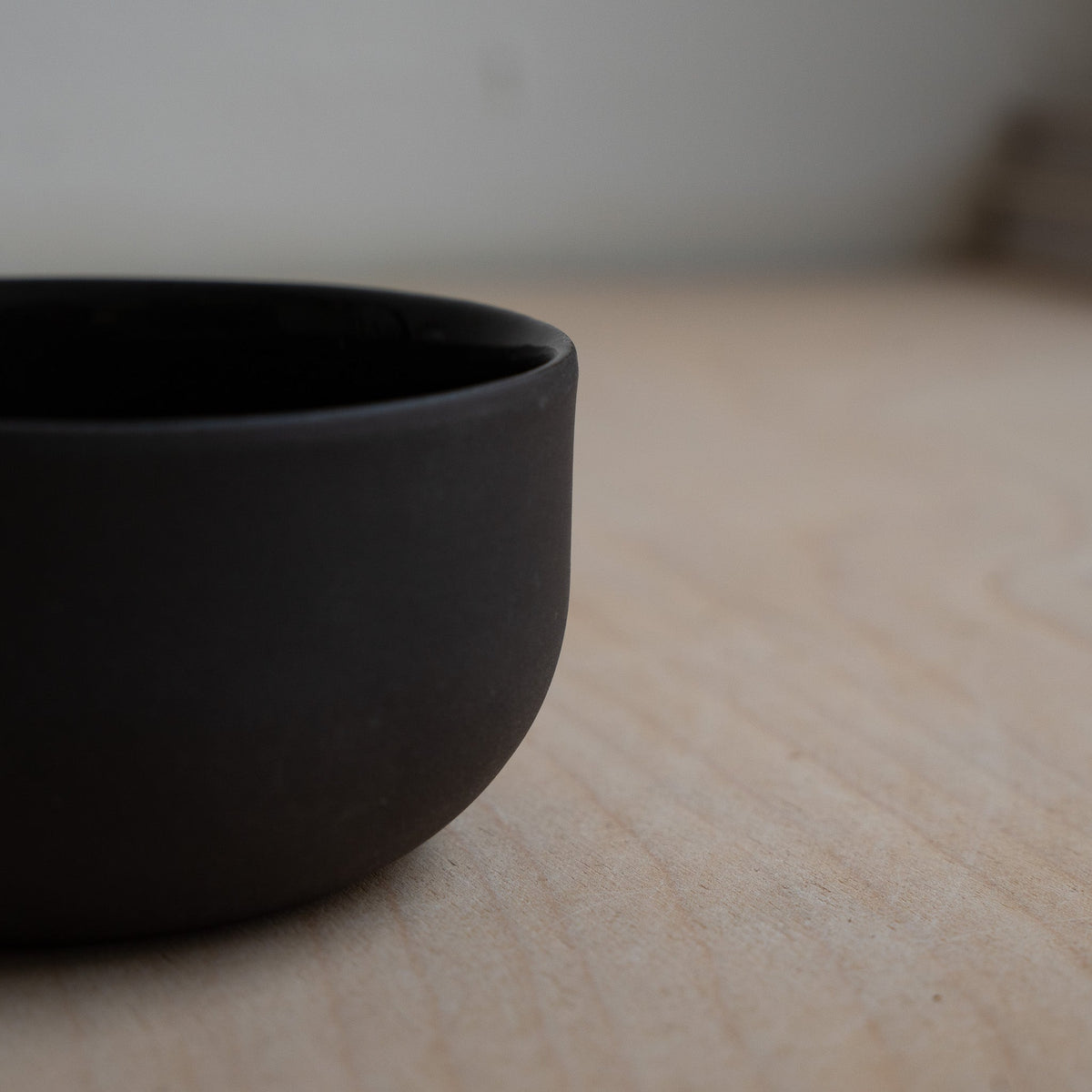 Schwarze Cappuccino-Tasse, Nahansicht der breiten Wandung und offenen Tasse