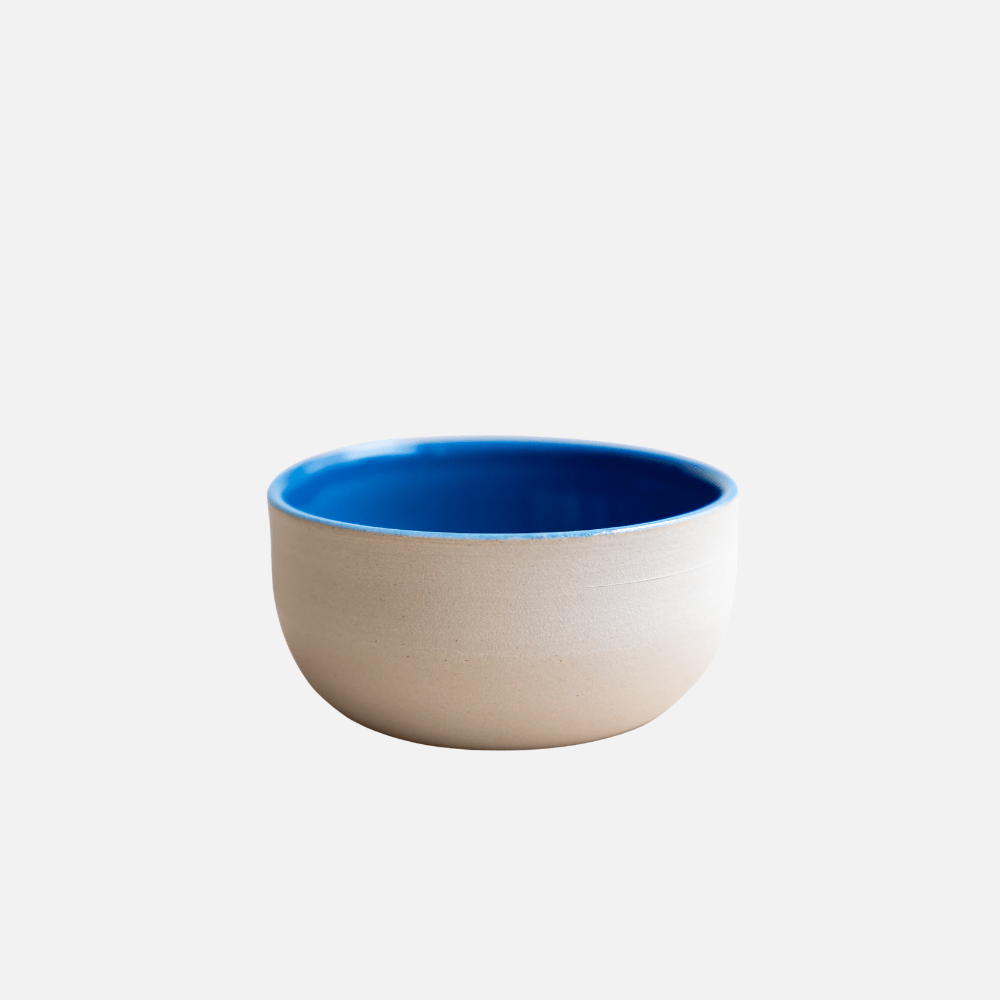 Keramik-Tasse mit beigem Außen und blauem Innen