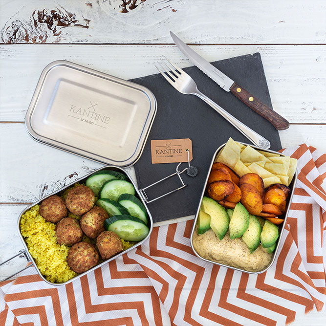 Edelstahl-Lunchbox mit zwei Fächern, gefüllt mit Gemüse, Deckel mit KANTINE-Logo