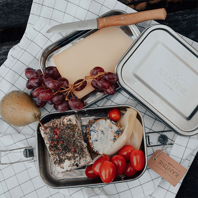 Edelstahl-Lunchbox mit Inhalt und Deckel, KANTINE-Logo, Tomaten und Käse