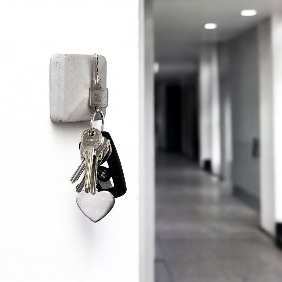 Magnetischer Schlüsselhalter HAMO an der Wand, hellgrauer Rechteckhalter mit Schlüsselbund