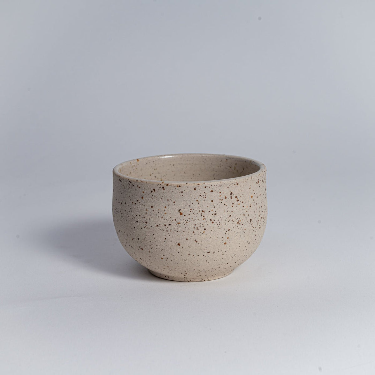 Teetasse mit Sprenkeln, becherförmige Keramik in hellbeige