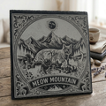Gravierte Schieferplatte „Meow Mountain“ (33,5 x 33,5 cm) – Rustikale Servier- & Deko-Platte mit Katzenmotiv
