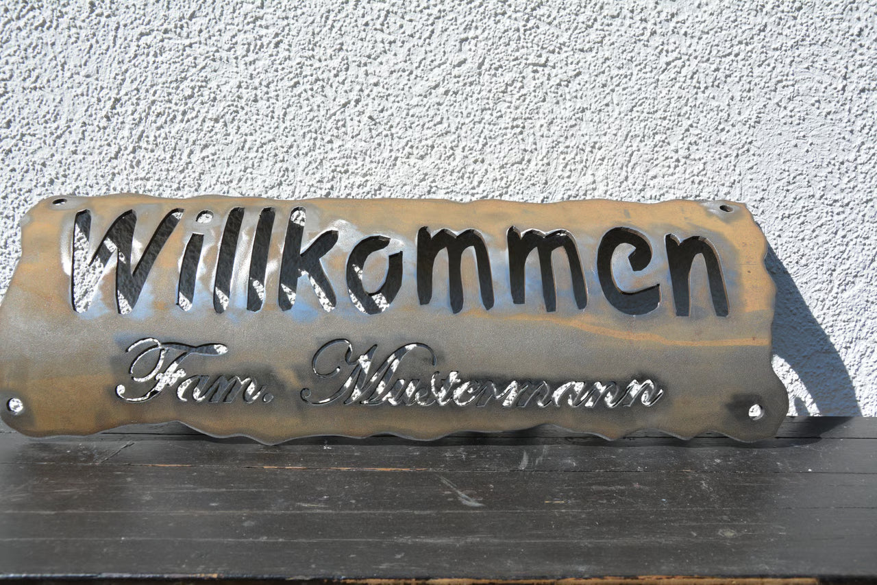 Schild mit Willkommen und personalisierten Namen möglich.