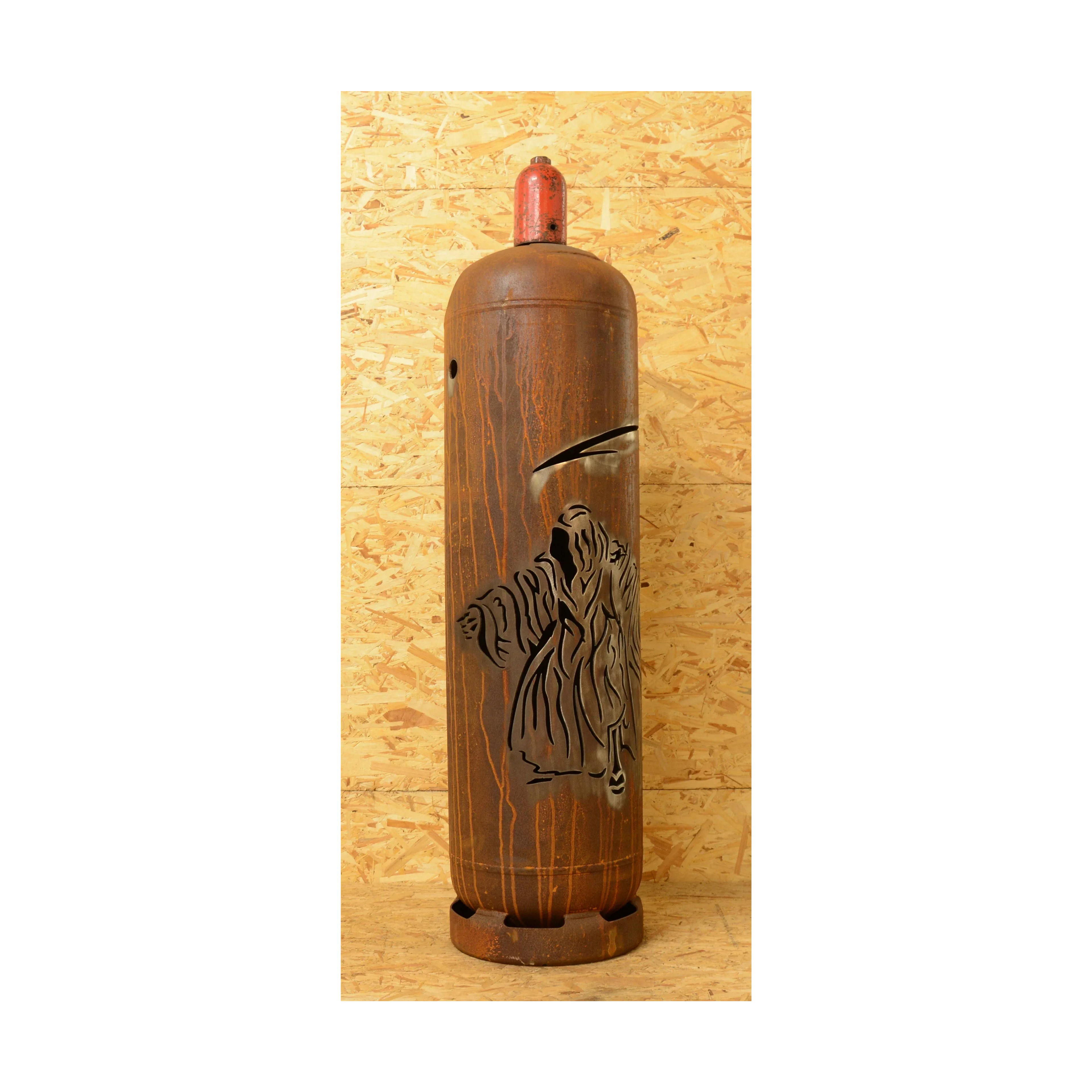 Feuertonne Sensenmann rostbraun mit Sensenmann-Relief und seitlicher Türöffnung