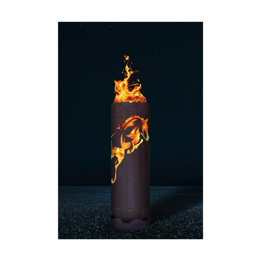 Dunkle Feuertonne mit Pferd-Relief, Flammen am oberen Rand