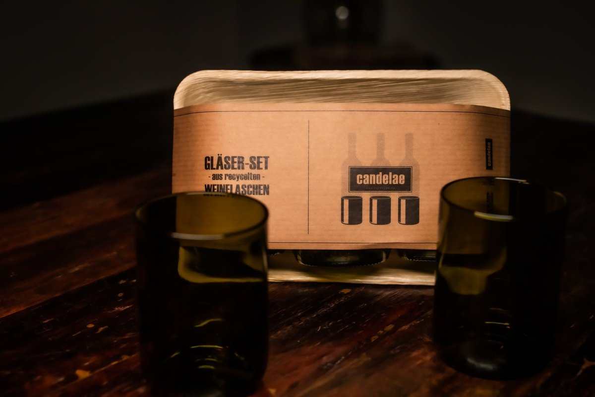 Trinkgläser-Set im Karton mit candelae-Logo und grünen Gläsern auf dem Tisch