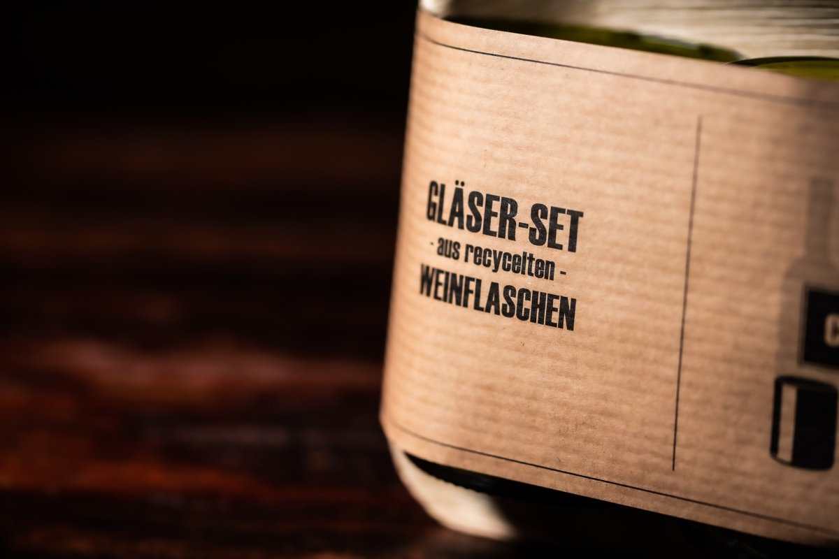 Kartonverpackung eines Glas-Sets mit Aufdruck „aus recycelten Weinflaschen“
