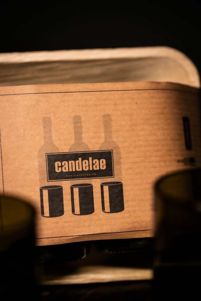 Karton mit candelae-Logo und Flaschen-Symbolen des Gläser-Sets